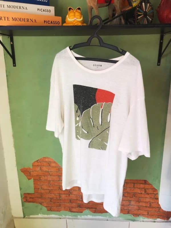 Blusa off white com estampa de folha