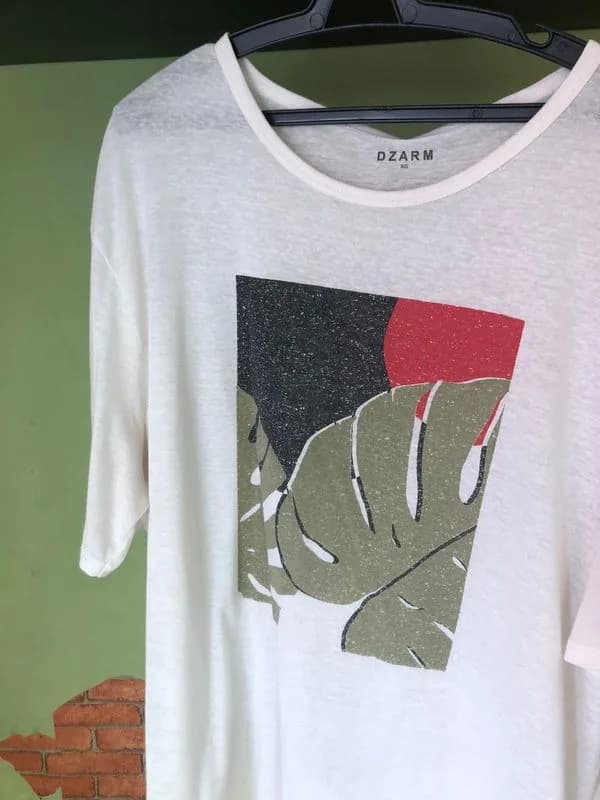Blusa off white com estampa de folha