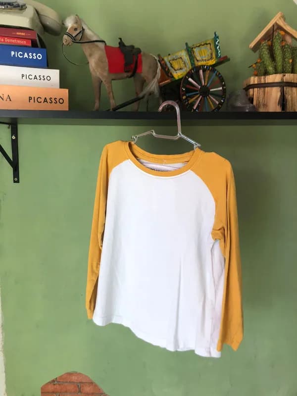 Blusa reglan branca e amarela