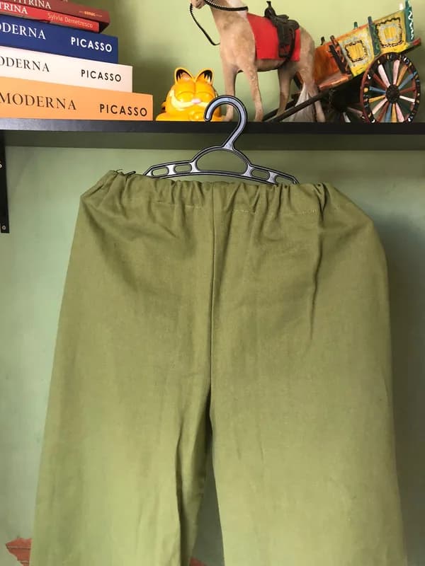 Calça verde militar com bolso em crochê