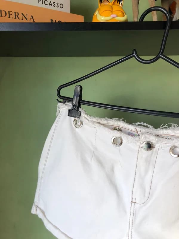 Shorts branco com detalhes prateados 