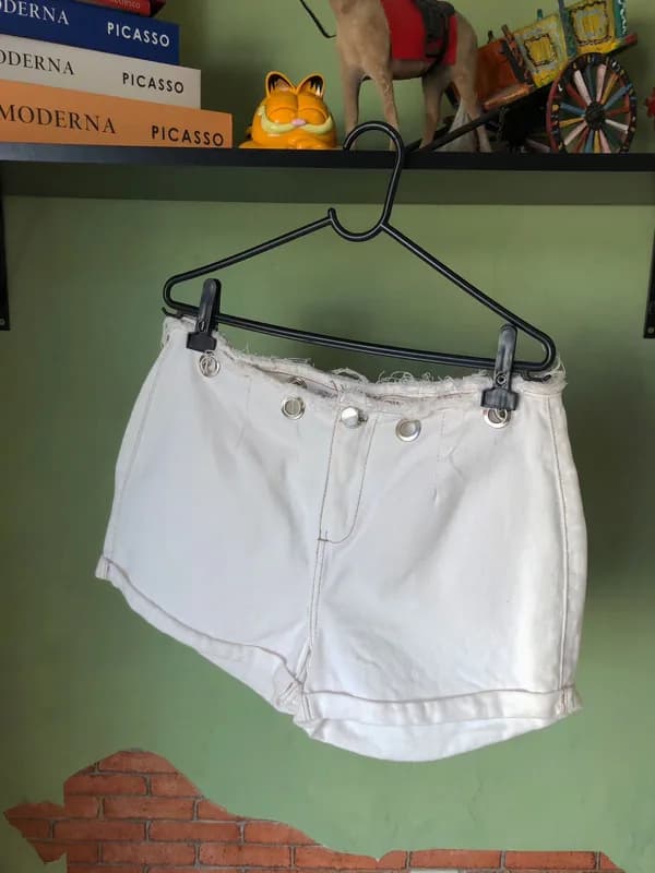 Shorts branco com detalhes prateados 