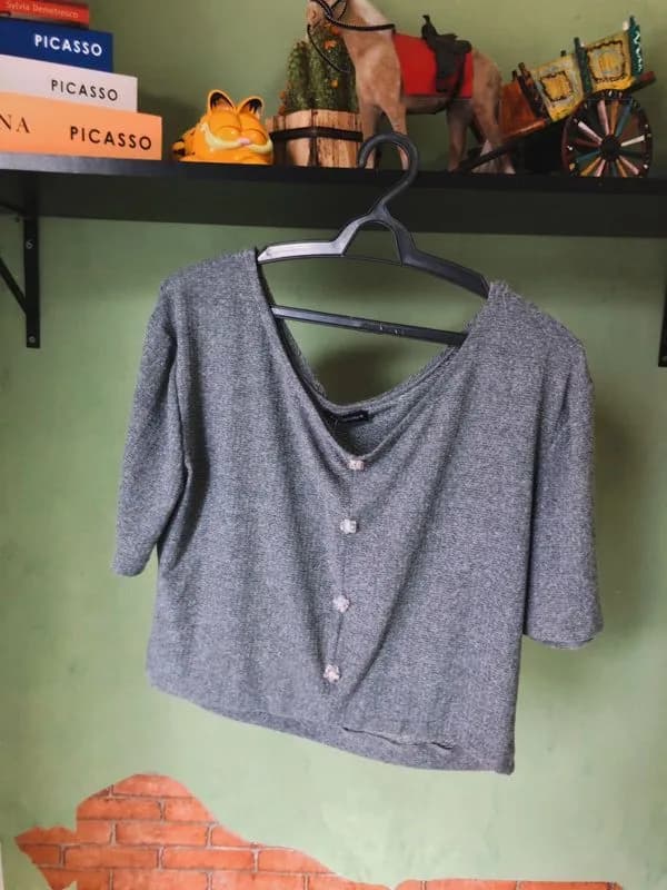 Cropped cinza com botões de flor transparentes (Mel) - foto 1