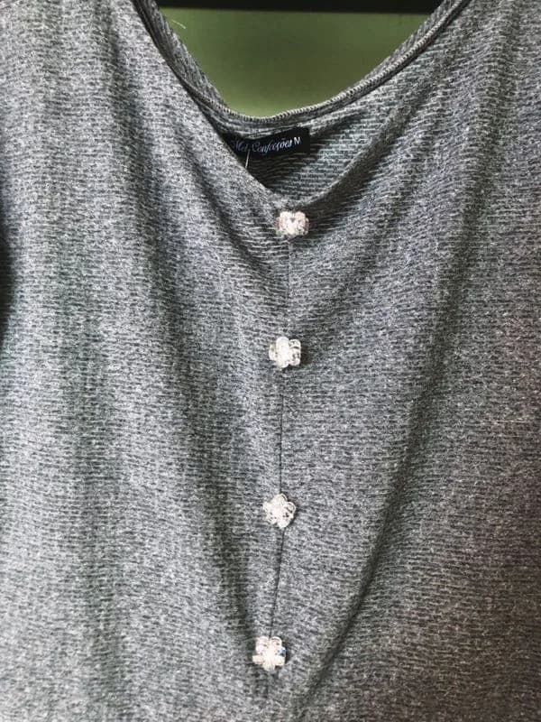 Cropped cinza com botões de flor transparentes (Mel) - foto 2