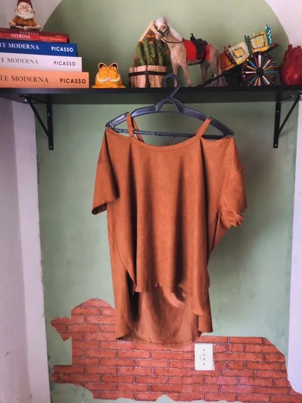 Blusa marrom em suede