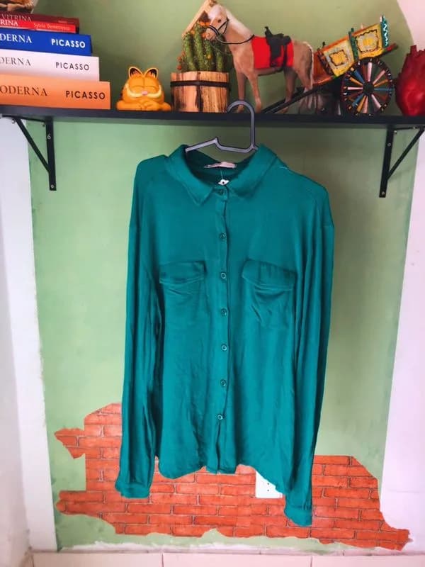 Camisa verde de manga longa