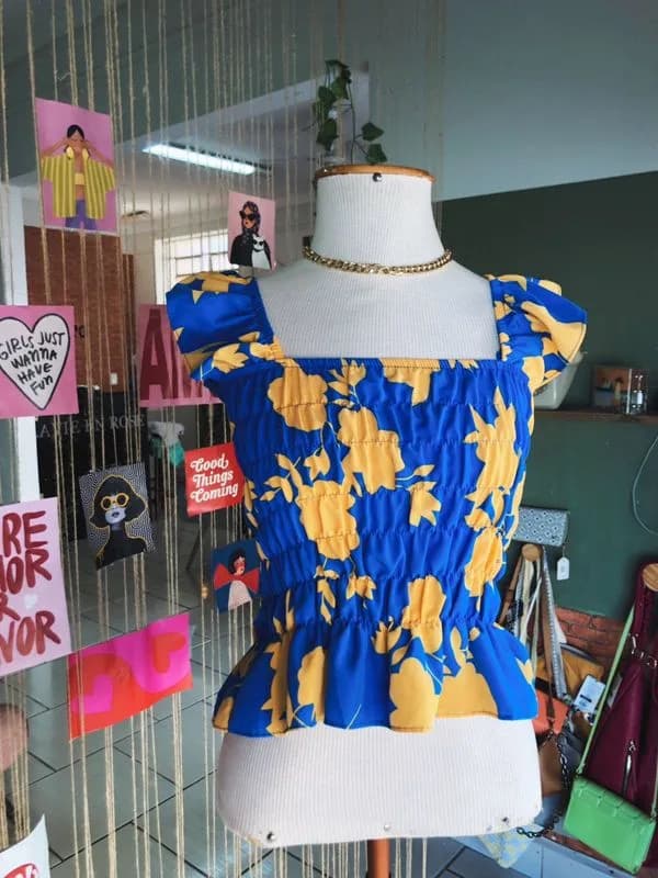 Cropped azul com estampa floral amarela  - foto 1