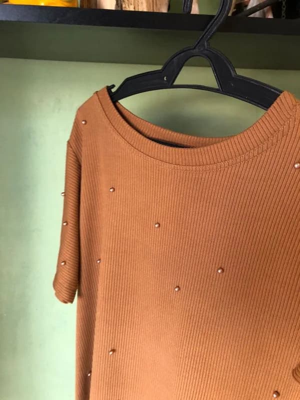 ♡ T-shirt terracota com pérolas 