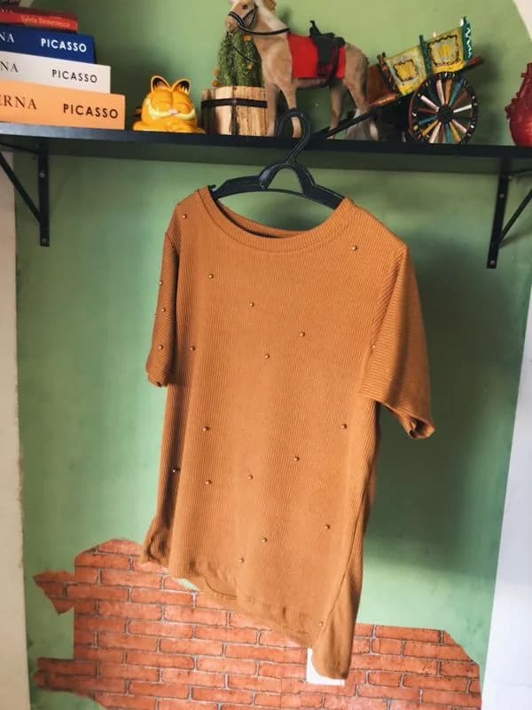 ♡ T-shirt terracota com pérolas 