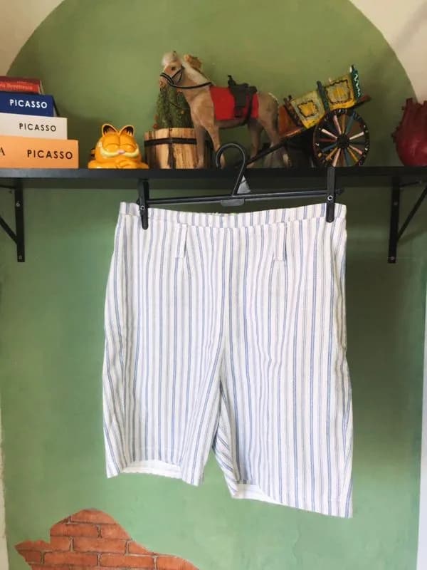 ♡ Shorts off white com listras azuis - foto 1