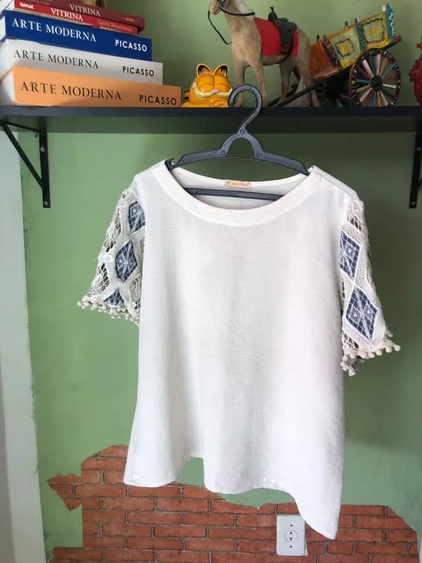 ♡ Blusa branca com bordado na manga - foto 1