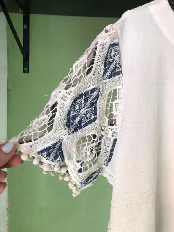 ♡ Blusa branca com bordado na manga - foto 2