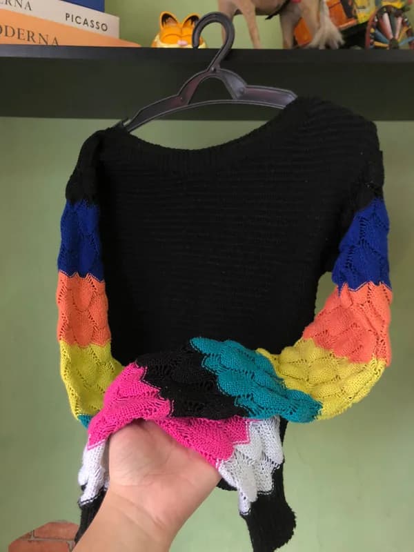 ♡ Suéter preto com mangas coloridas