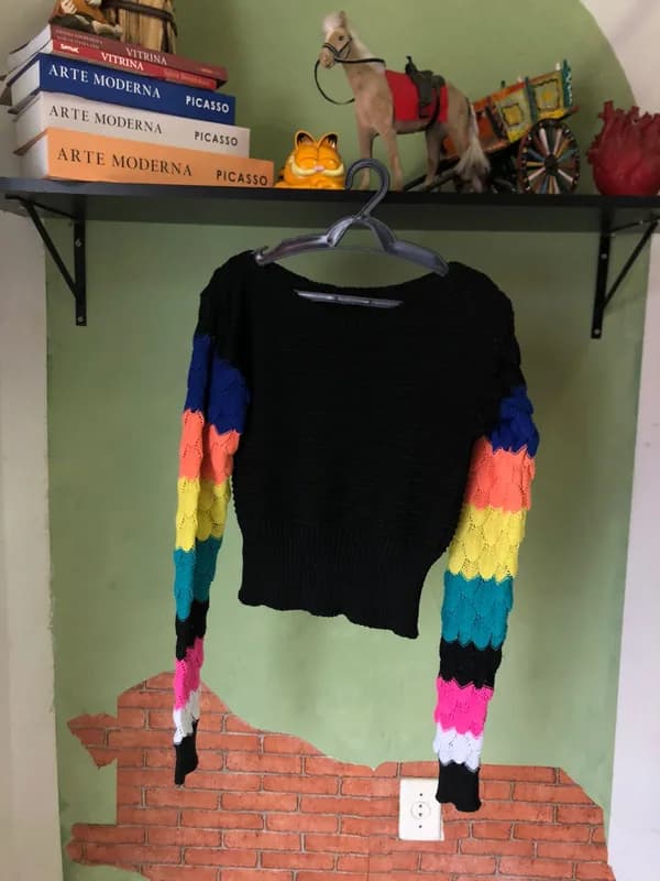 ♡ Suéter preto com mangas coloridas