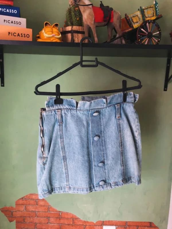Saia jeans com botões encapados